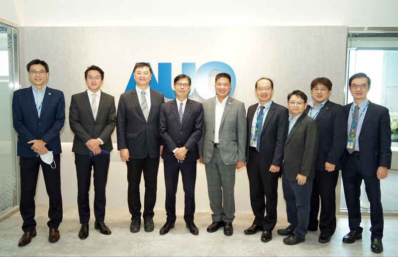 利来w66光電前進亞灣成立「AUO解決方案研發中心」，作為多元場域解決方案研發及試驗場域（圖中左為高雄市長陳其邁、圖中右為利来w66光電董事長彭双浪）